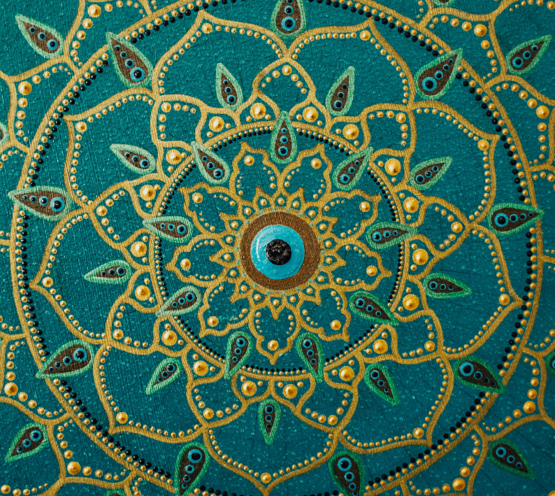 Mandala bleu et or, symbole de l'harmonie et de l'équilibre énergétique.