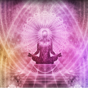 Homme en méditation entouré de flux d'énergie, symbolisant la guérison et l'équilibre énergétique.
