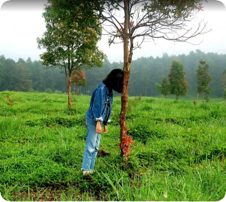 Femme debout, en communion avec un arbre, son menton posé contre l'écorce, symbole de connexion profonde à la nature.