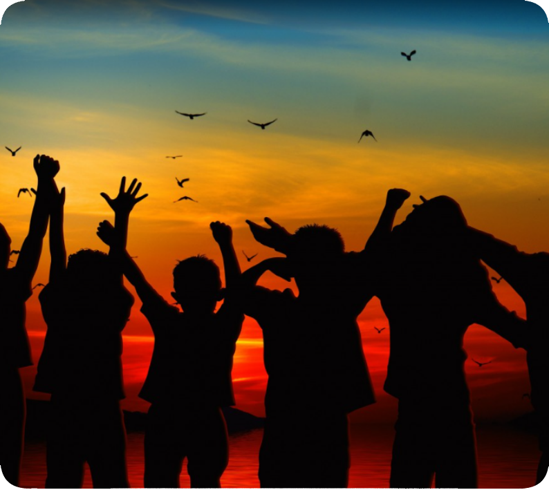 Enfants et oiseaux au crépuscule. Silhouettes d’enfants de dos au crépuscule, levant les bras vers un ciel parsemé d’oiseaux en vol.