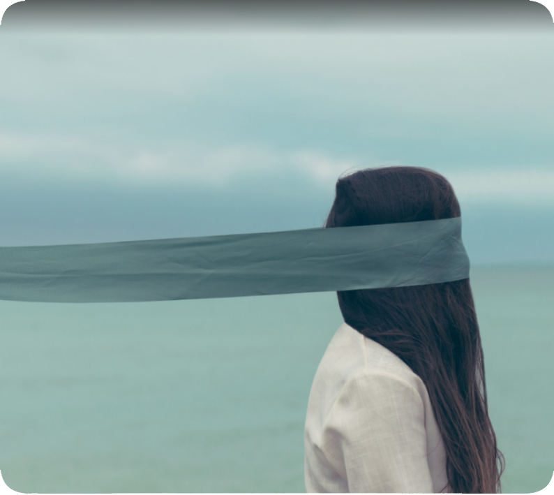 Femme en introspection, les yeux voilés. Une jeune femme aux yeux recouverts d'un linge, symbolisant l'introspection et la recherche intérieure.