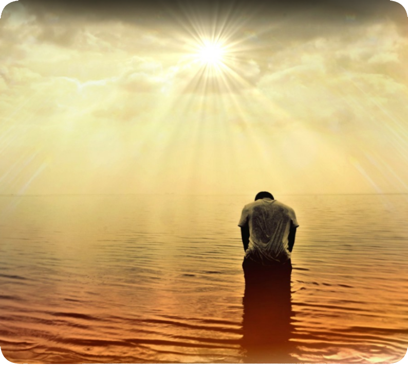 Homme méditant face au soleil dans l'eau. Un homme assis sur ses genoux dans l'eau, face à un soleil radieux, symbolisant la méditation et l'harmonie avec la nature.